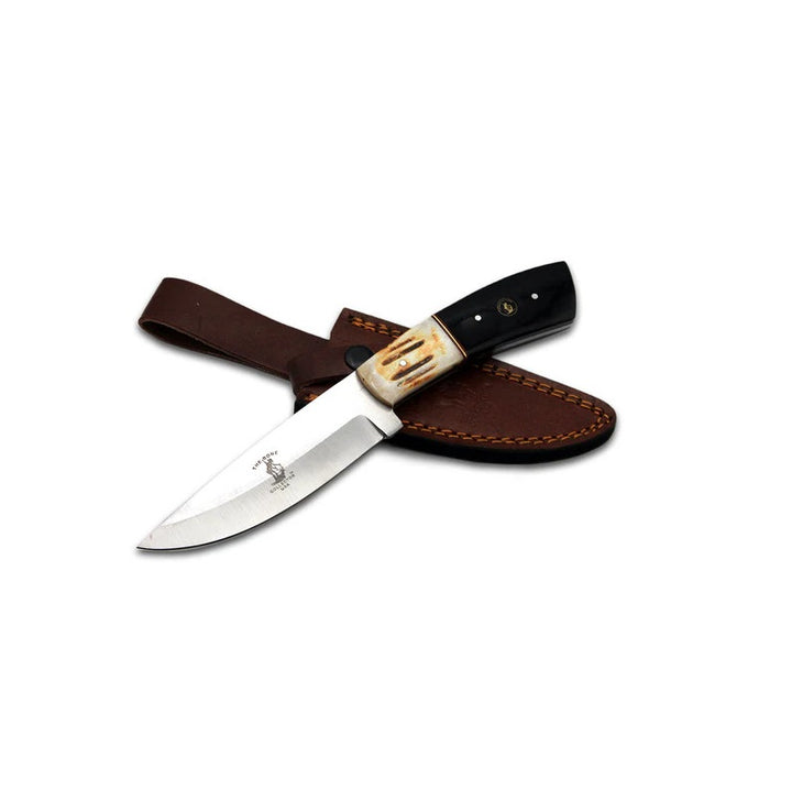 CUCHILLO DE CAZA CON MANGO DE RESINA NEGRA Y HUESO DE VACA QUEMADO