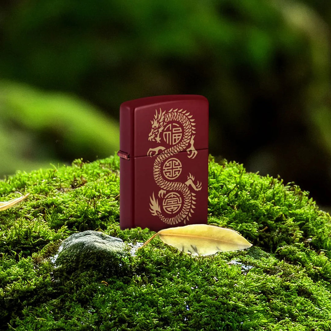 ENCENDEDOR ZIPPO COLOR MERLOT DISEÑO DRAGÓN DE LA SUERTE