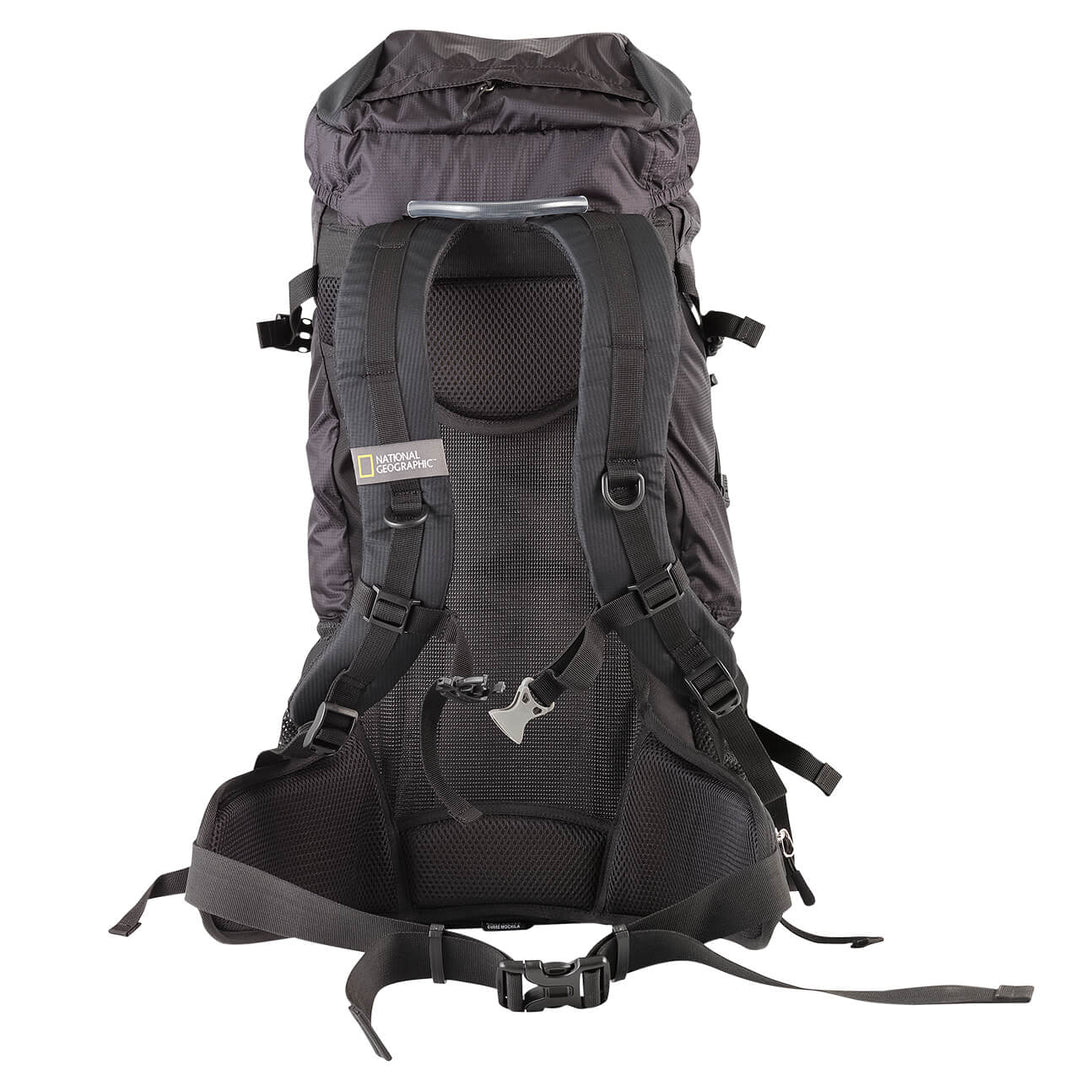 MOCHILA PARA MONTAÑA NAT GEO NEGRA ARIZONA 45 LTS CON SILBATO NEGRO S.O.S.