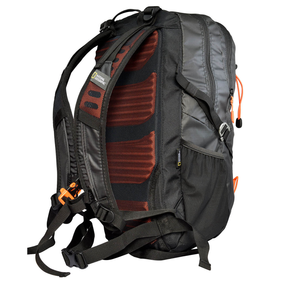 Mochila de montaña Hainzel 27 L con silbato naranja S.O.S, negro con naranja