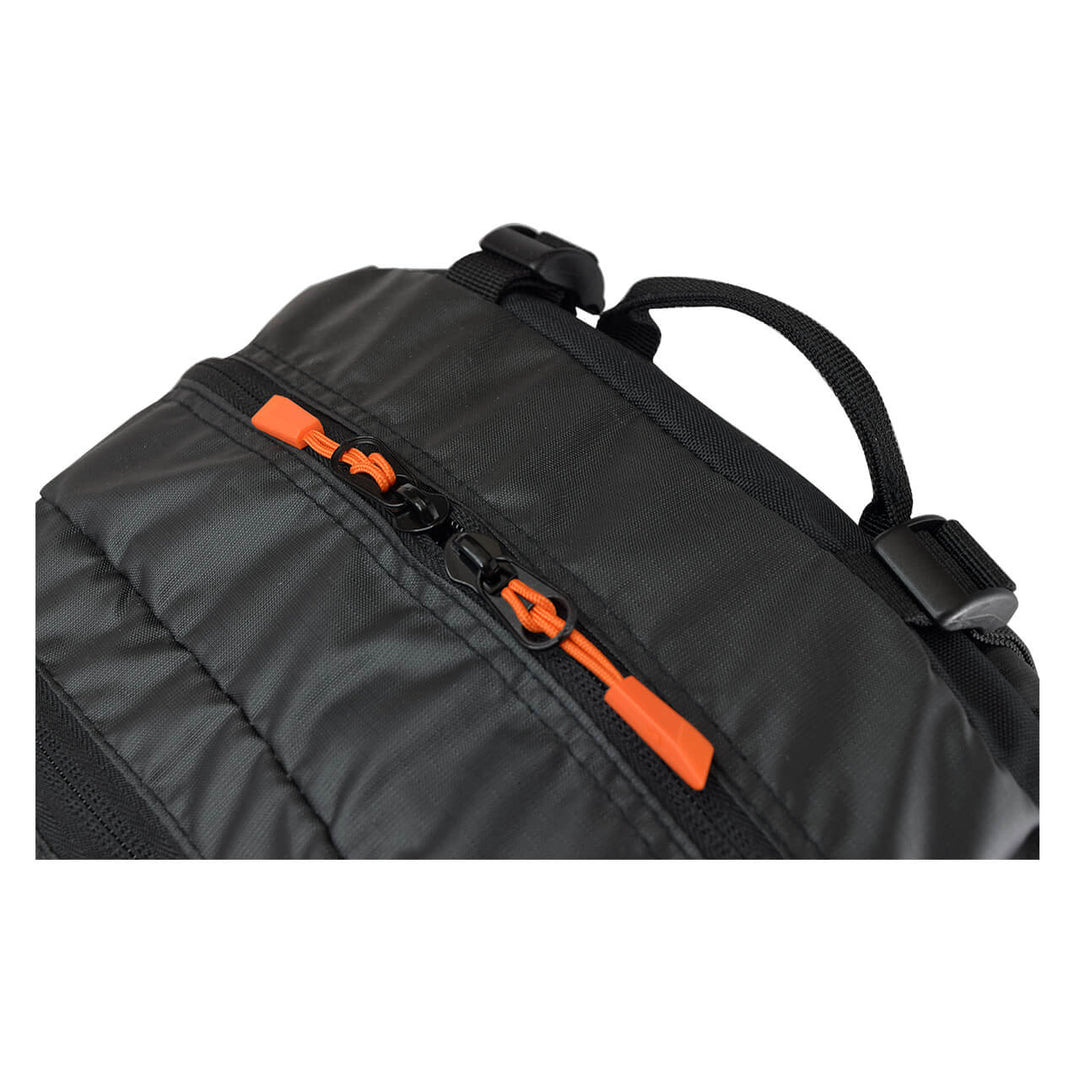 Mochila de montaña Hainzel 27 L con silbato naranja S.O.S, negro con naranja